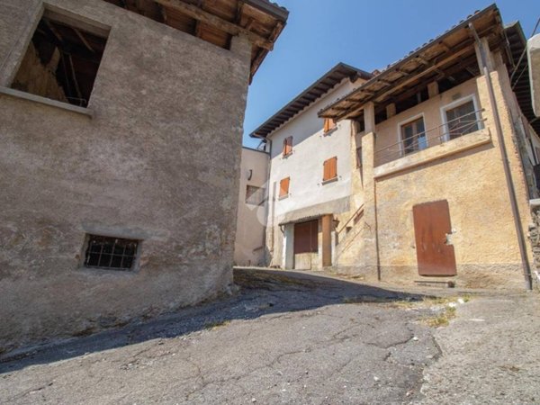 casa indipendente in vendita ad Agnosine in zona Trebbio