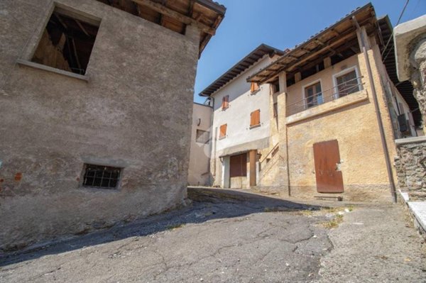 casa indipendente in vendita ad Agnosine in zona Trebbio