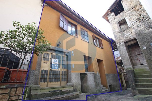 casa indipendente in vendita ad Angolo Terme in zona Mazzunno