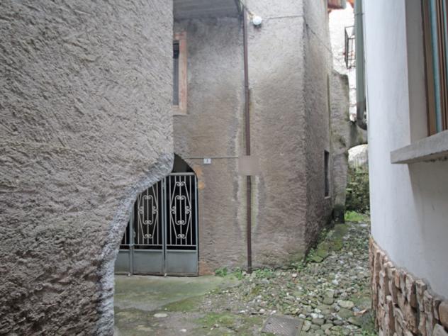 casa indipendente in vendita ad Angolo Terme in zona Mazzunno
