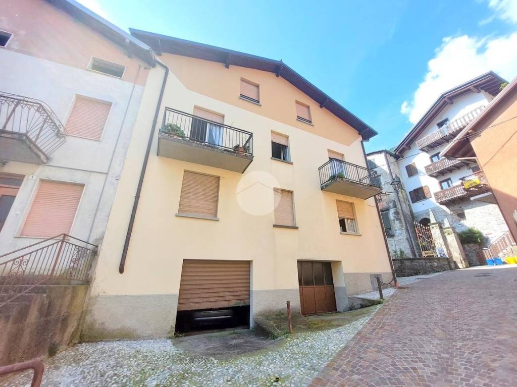 casa indipendente in vendita ad Angolo Terme