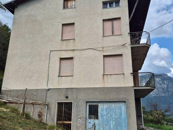 casa indipendente in vendita ad Angolo Terme in zona Anfurro
