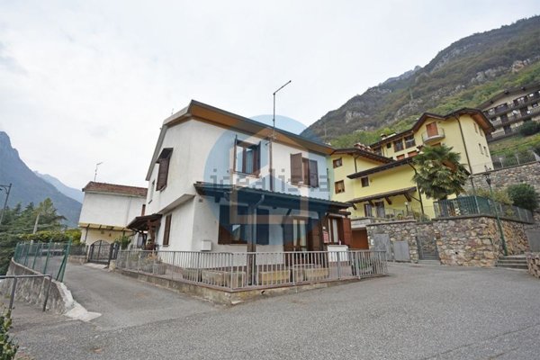 casa indipendente in vendita ad Angolo Terme