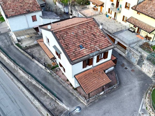 casa indipendente in vendita ad Angolo Terme