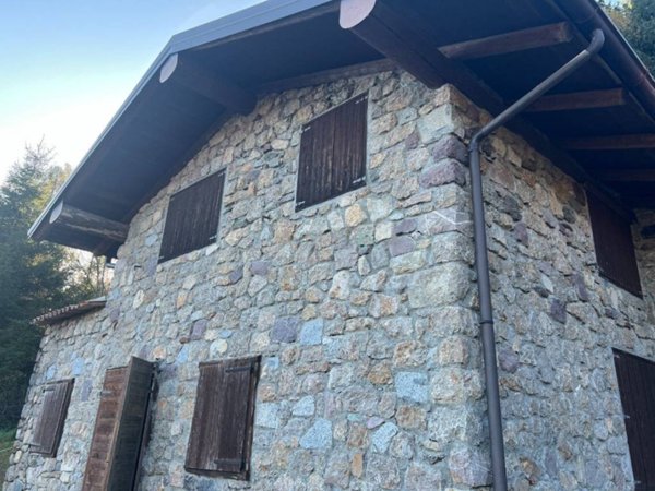 casa indipendente in vendita ad Angolo Terme in zona Anfurro
