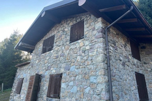 casa indipendente in vendita ad Angolo Terme in zona Anfurro