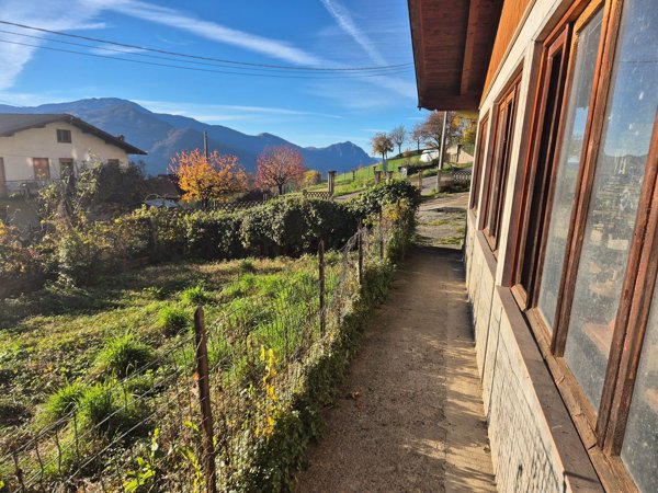 casa indipendente in vendita ad Angolo Terme in zona Anfurro