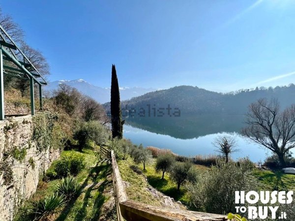 pentavano in vendita ad Angolo Terme in zona Anfurro