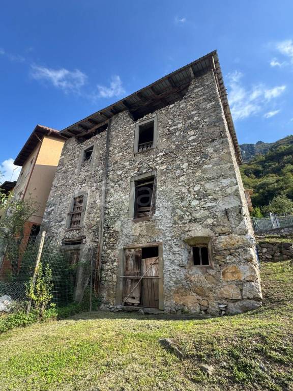 casa indipendente in vendita ad Angolo Terme in zona Anfurro