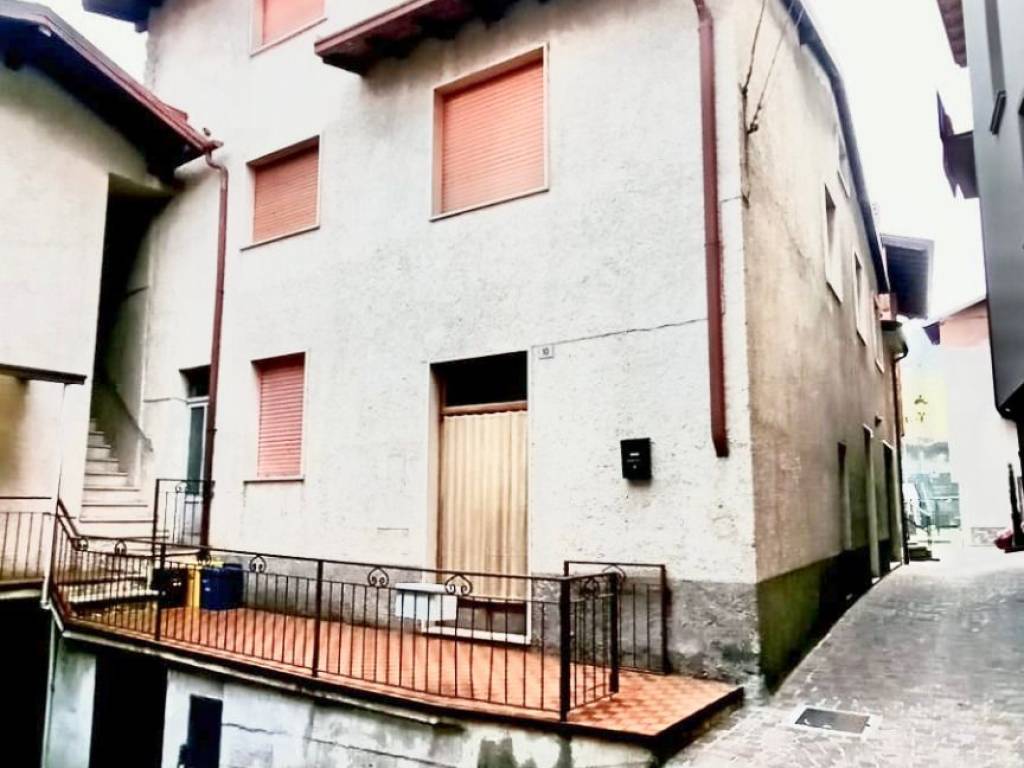 casa indipendente in vendita ad Angolo Terme in zona Mazzunno