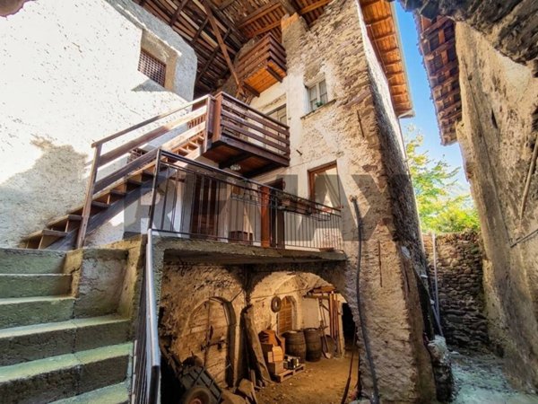 casa indipendente in vendita ad Angolo Terme in zona Mazzunno