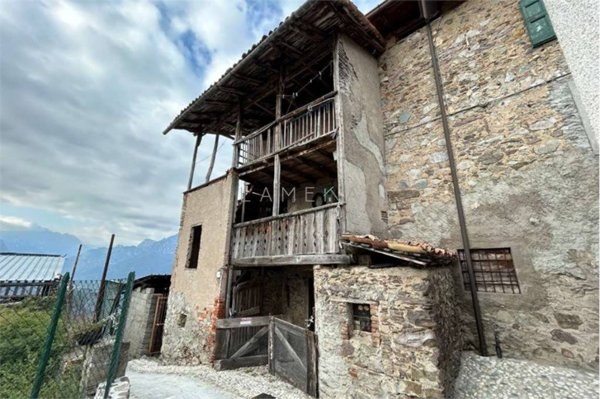 casa indipendente in vendita ad Artogne in zona Piazze