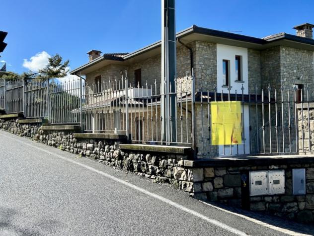 casa indipendente in vendita ad Artogne in zona Piazze