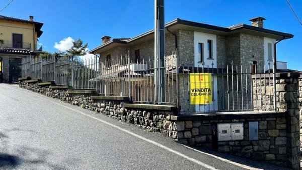 casa indipendente in vendita ad Artogne in zona Piazze