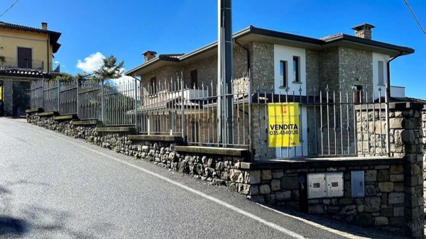 casa indipendente in vendita ad Artogne in zona Piazze