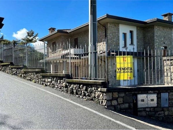 casa indipendente in vendita ad Artogne in zona Piazze