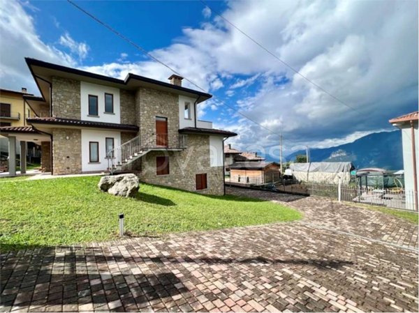 casa indipendente in vendita ad Artogne in zona Piazze