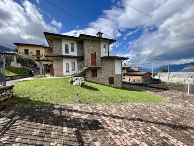 casa indipendente in vendita ad Artogne in zona Piazze