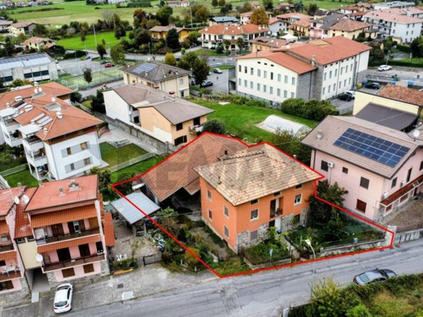 casa indipendente in vendita ad Artogne in zona Piazze