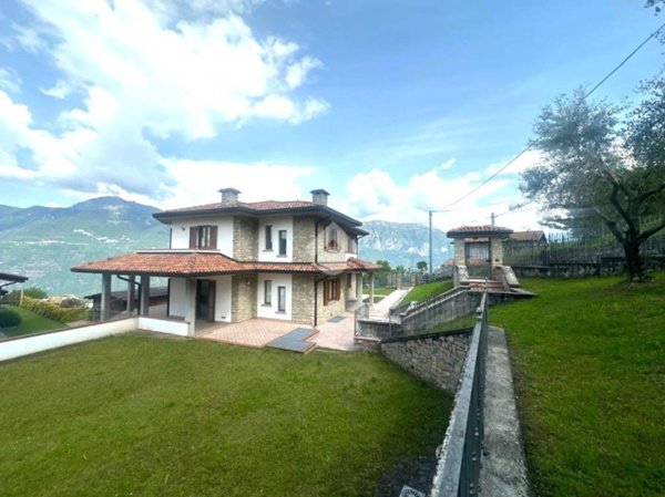 casa indipendente in vendita ad Artogne in zona Piazze