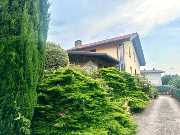 casa indipendente in vendita ad Artogne in zona Piazze