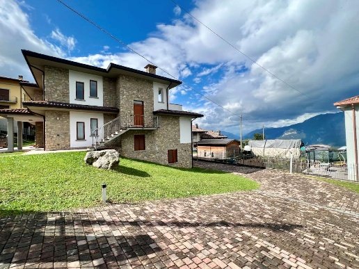 casa indipendente in vendita ad Artogne in zona Piazze