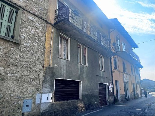 casa indipendente in vendita ad Artogne in zona Piazze