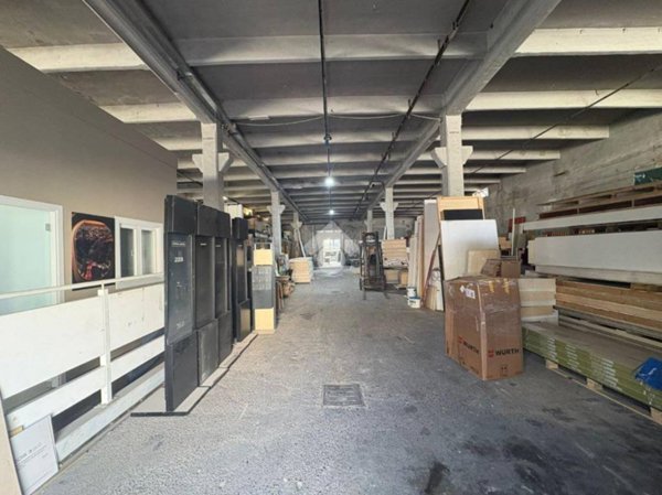 locale commerciale in vendita a Caselle Torinese