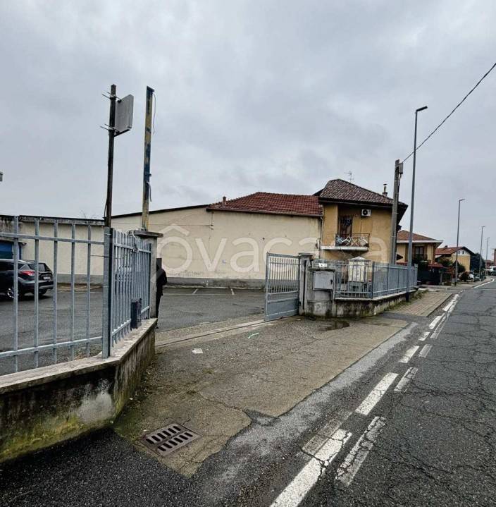 locale commerciale in vendita a Caselle Torinese