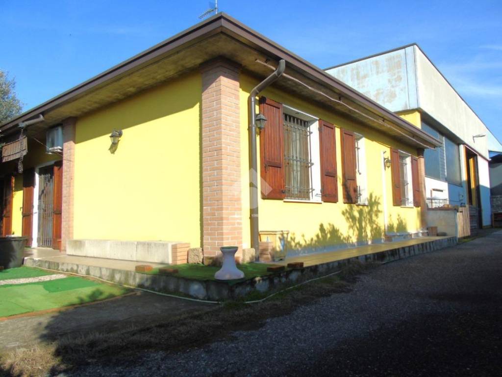 locale commerciale in vendita a Bagnolo Mella