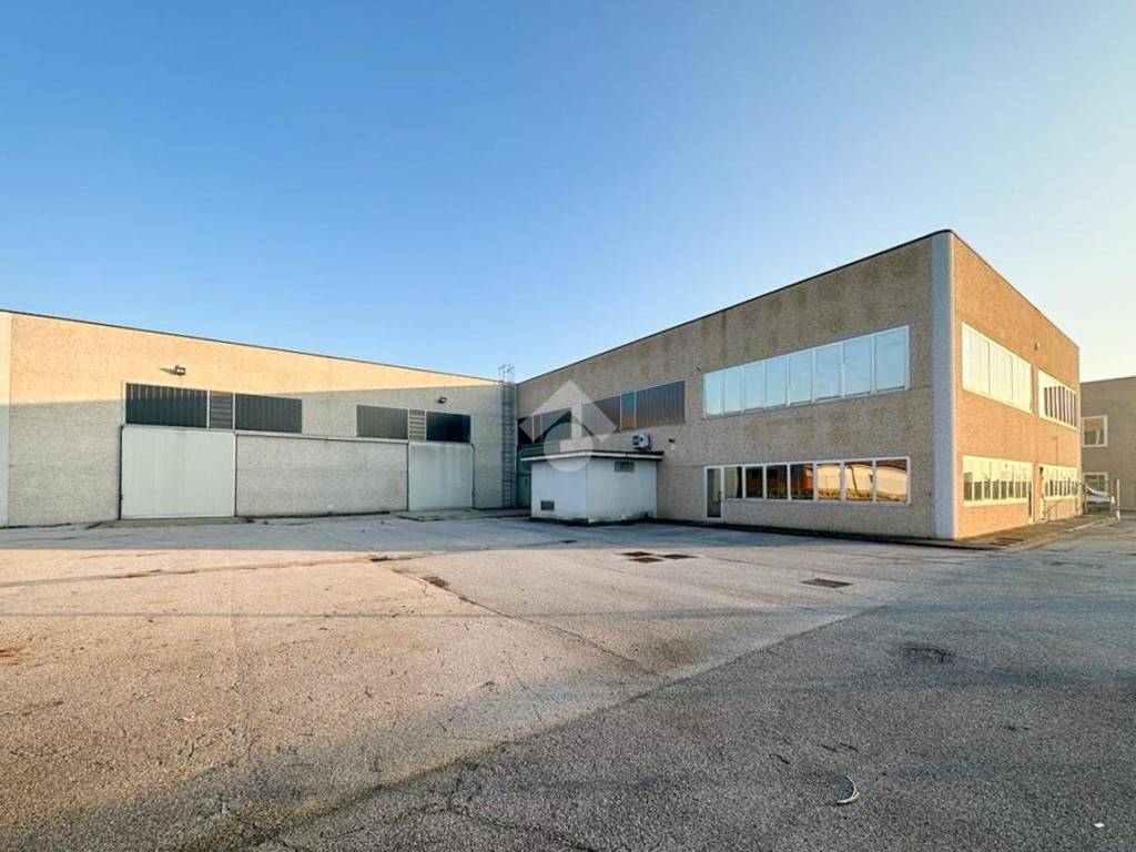 locale commerciale in vendita a Bassano Bresciano