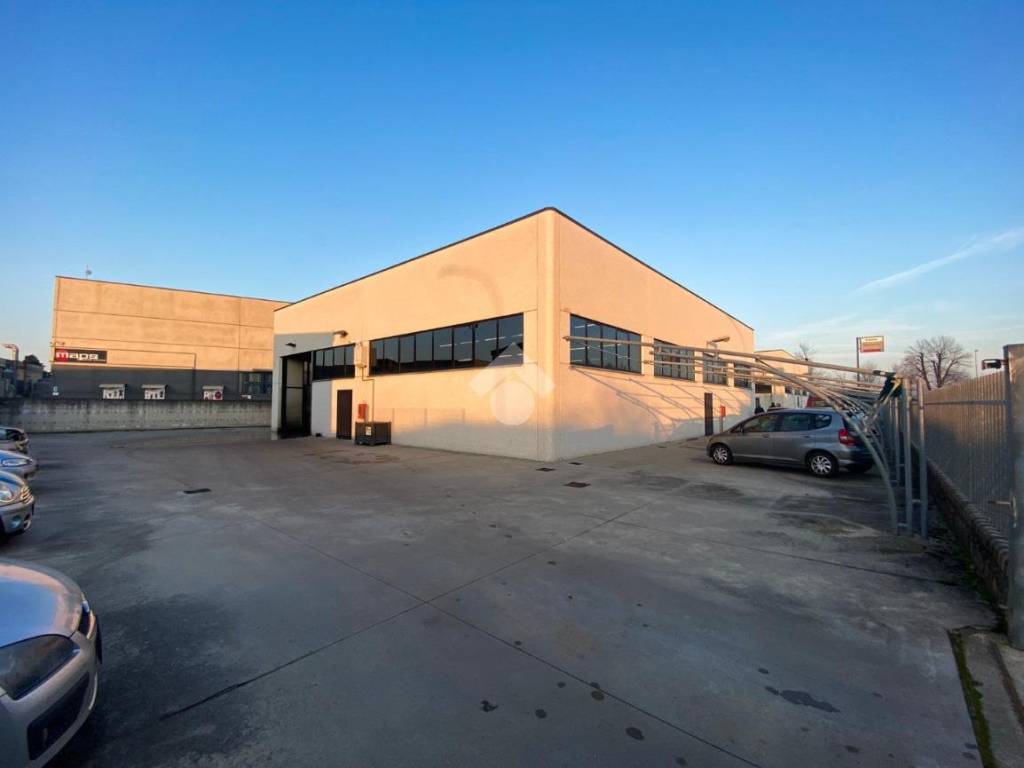 locale commerciale in vendita a Bassano Bresciano
