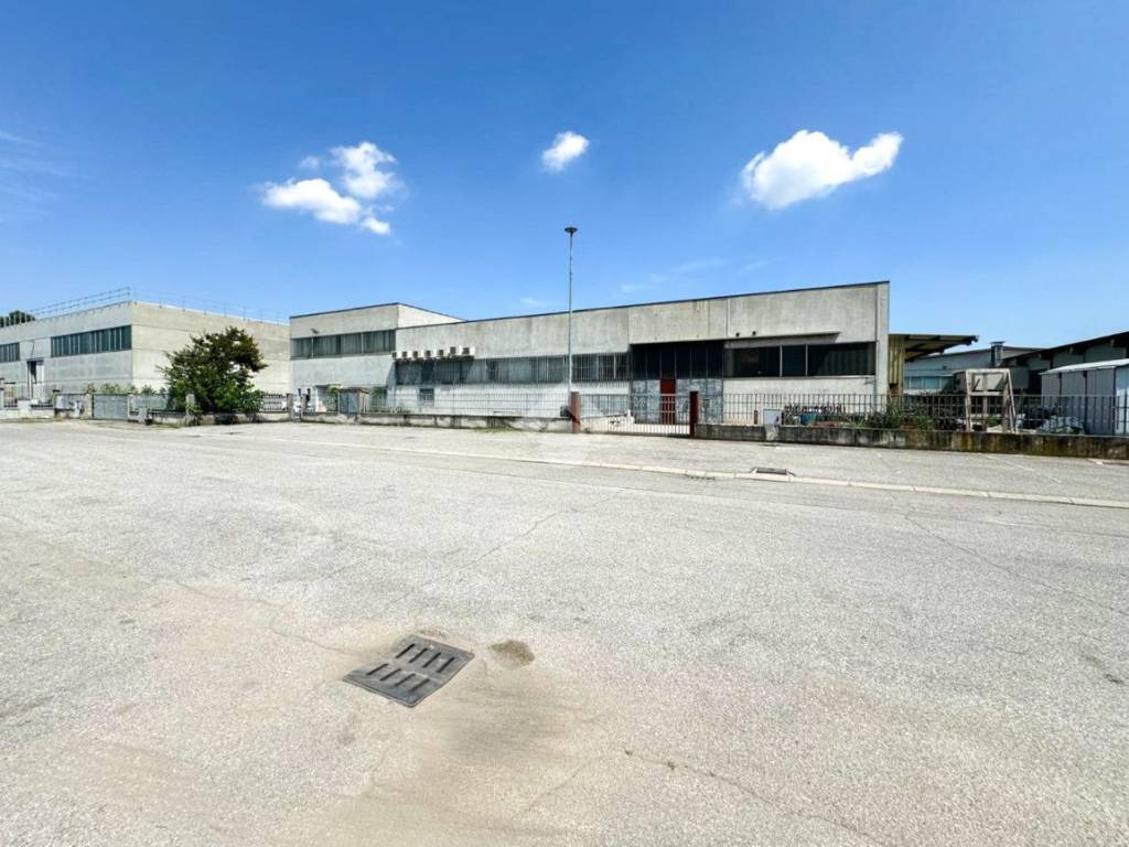 locale commerciale in vendita a Bassano Bresciano