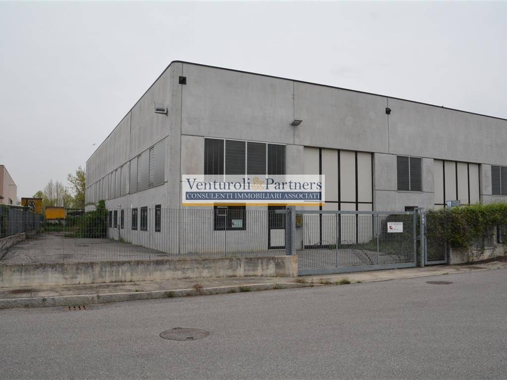 locale commerciale in vendita a Bedizzole in zona Piazza