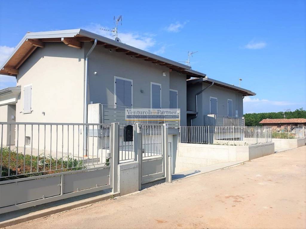 casa indipendente in vendita a Bedizzole in zona Piazza