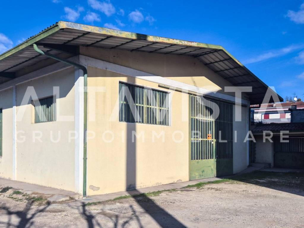 locale commerciale in vendita a Bedizzole in zona Piazza