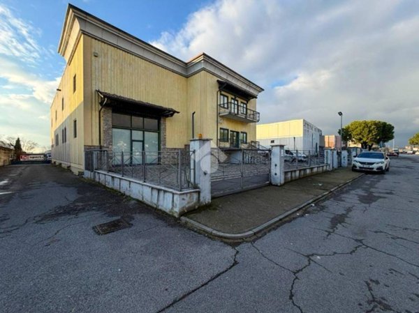 locale commerciale in vendita a Bedizzole in zona Piazza