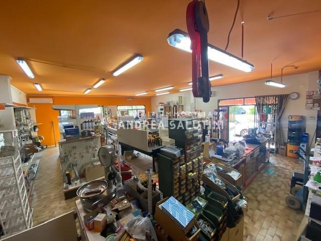 negozio in vendita a Berzo Demo in zona Monte