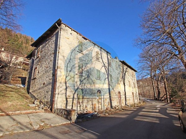 intera palazzina in vendita a Bienno in zona Prestine
