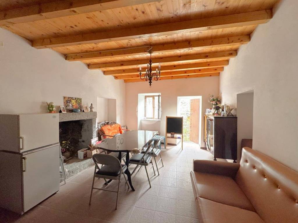 casa indipendente in vendita a Bienno in zona Prestine