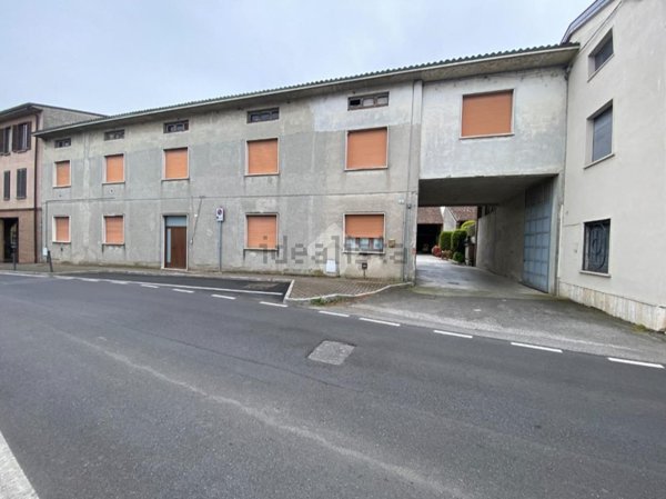 esavano in vendita a Borgo San Giacomo