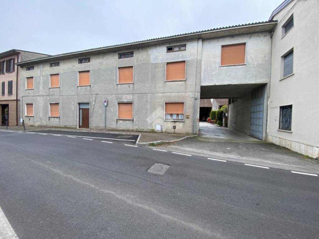 esavano in vendita a Borgo San Giacomo
