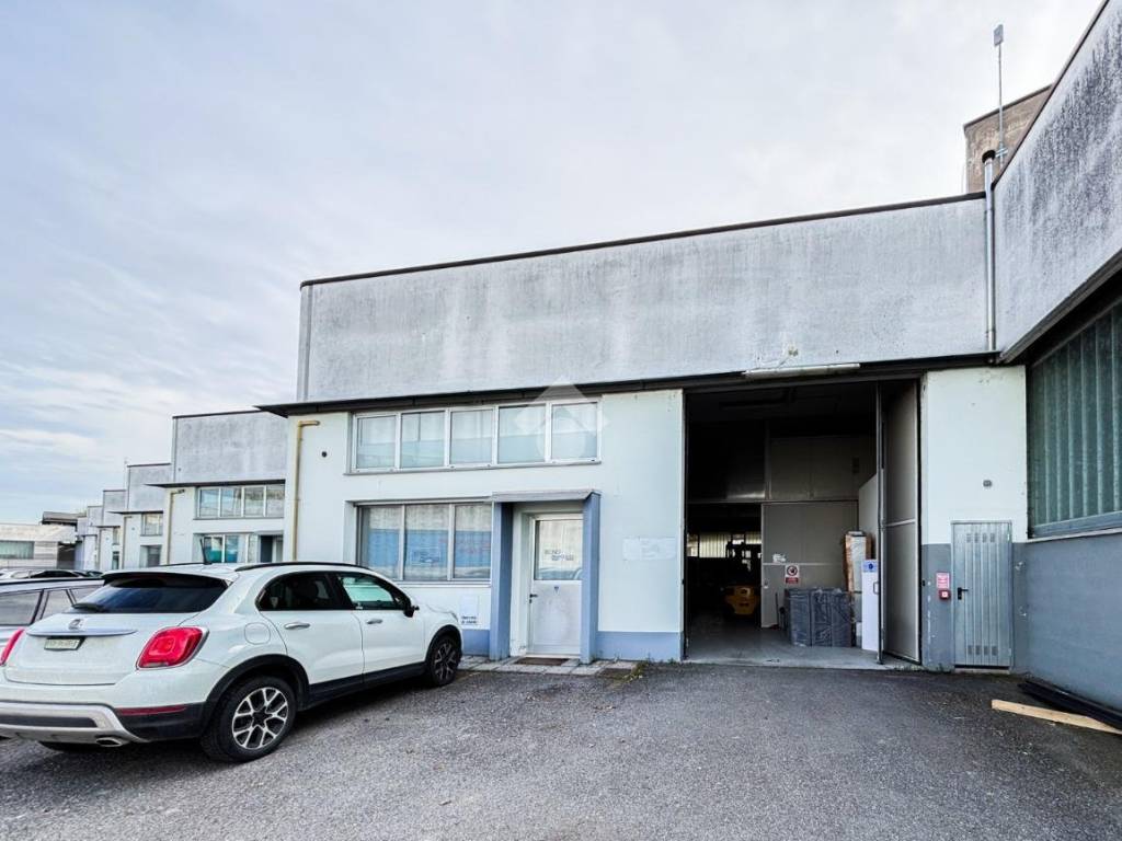 locale commerciale in vendita a Borgo San Giacomo