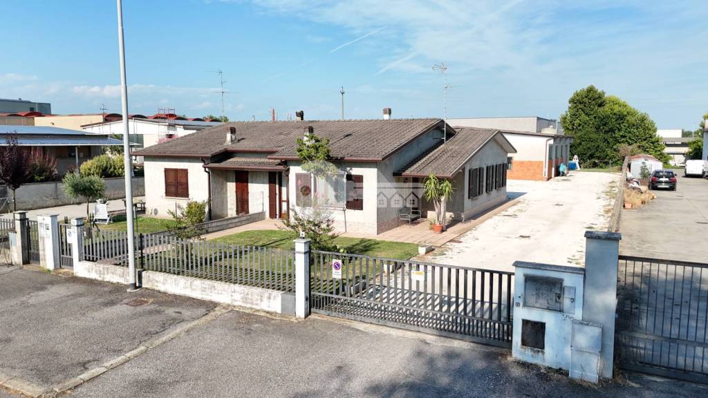 casa indipendente in vendita a Borgo San Giacomo