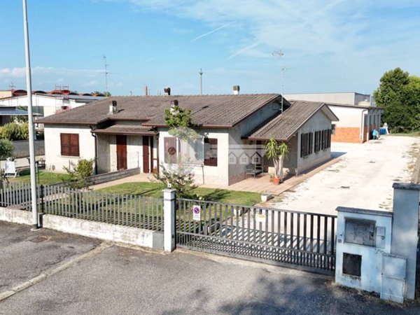 casa indipendente in vendita a Borgo San Giacomo