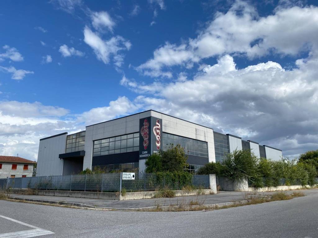 locale commerciale in vendita a Borgo San Giacomo