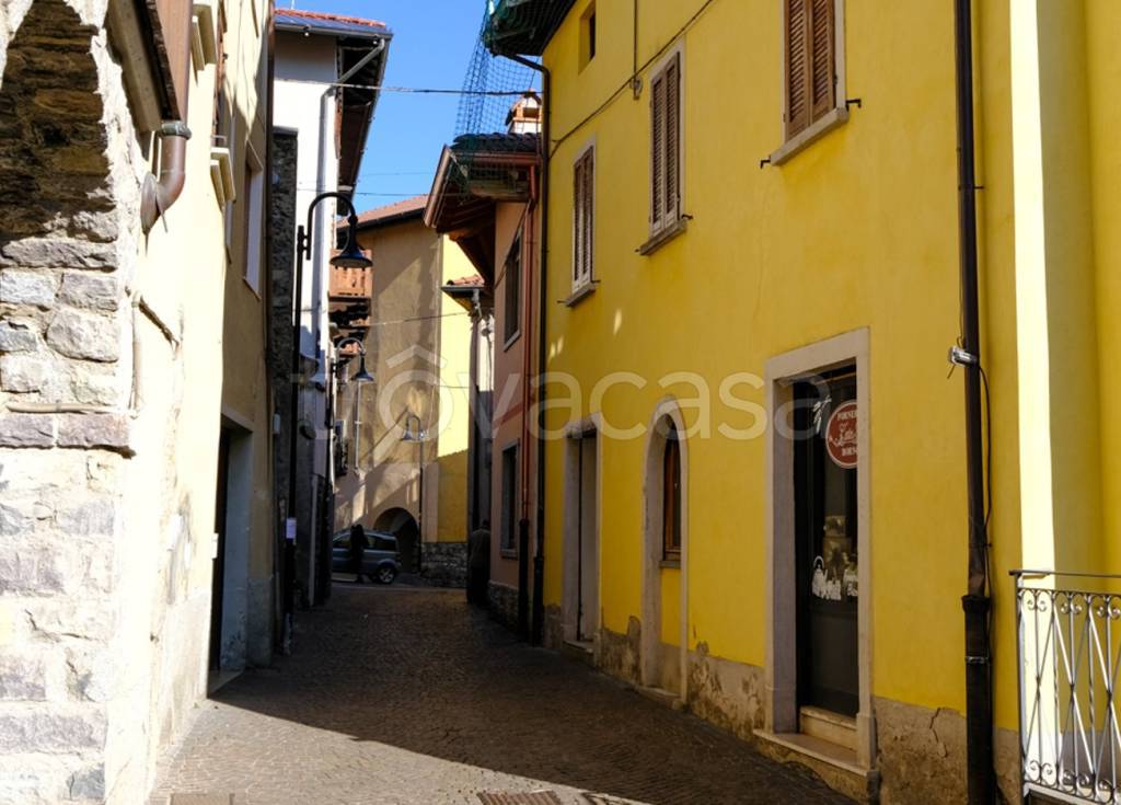 negozio in vendita a Borno