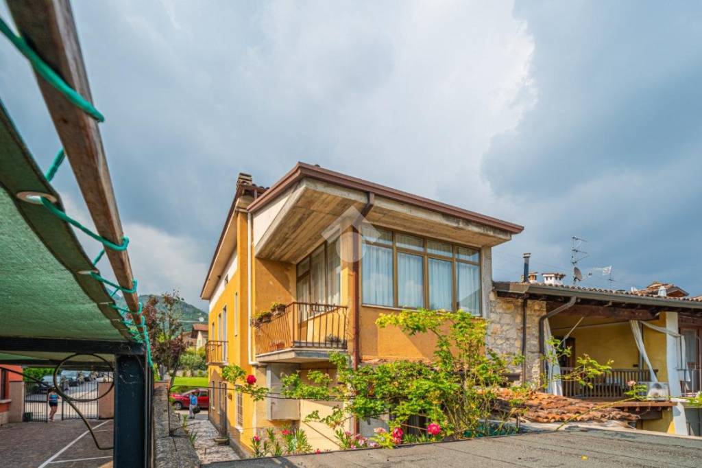 esavano in vendita a Botticino in zona Botticino Sera