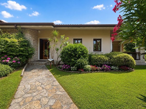 casa indipendente in vendita a Botticino in zona Botticino Sera