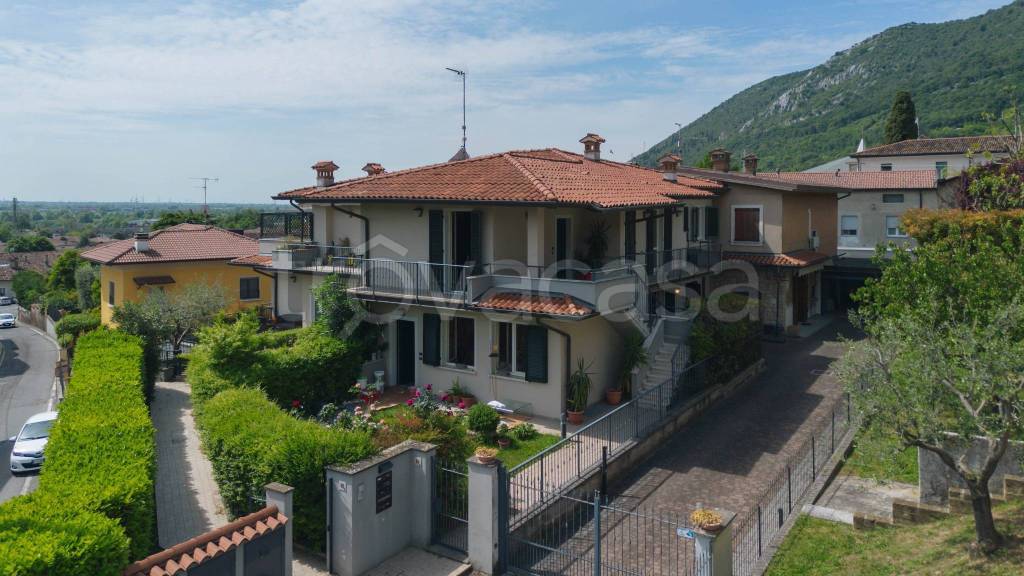 appartamento in vendita a Botticino in zona Botticino Sera